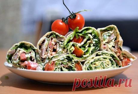 ФИТНЕС-НАЧИНКИ ДЛЯ РУЛЕТА ИЗ ЛАВАША

1. Куриное филе, твердый сыр, зелень, натуральный йогурт.

2. Пачка творога, соль, зелень, пара зубчиков чеснока, несколько ложек йогурта или нежирной сметаны.

3. Вареная грудка, пара зубчиков чеснока, вареное яйцо, тертый сыр, зелень, натуральный йогурт.

4. Жареные с луком шампиньоны, зелень и упаковка (200 гр.) плавленного сыра - подойдет янтарь, дружба, сливочный, виола. Можно для остроты добавить мелко покрошенных маринованных огу...