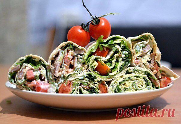 ФИТНЕС-НАЧИНКИ ДЛЯ РУЛЕТА ИЗ ЛАВАША

1. Куриное филе, твердый сыр, зелень, натуральный йогурт.

2. Пачка творога, соль, зелень, пара зубчиков чеснока, несколько ложек йогурта или нежирной сметаны.

3. Вареная грудка, пара зубчиков чеснока, вареное яйцо, тертый сыр, зелень, натуральный йогурт.

4. Жареные с луком шампиньоны, зелень и упаковка (200 гр.) плавленного сыра - подойдет янтарь, дружба, сливочный, виола. Можно для остроты добавить мелко покрошенных маринованных огу...