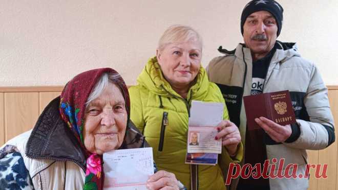 Жители Авдеевки получили первые российские паспорта. Глава Ясиноватского муниципального округа Дмитрий Шевченко в своем Telegram-канале сообщил, что жителям Авдеевки (ДНР) выдали первые российские паспорта. "Первые паспорта гражданина Российской Федерации получили жители освобожденной ...