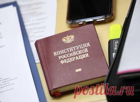 День Конституции: что нужно знать о празднике К примеру, вы знаете, почему он отмечается именно сегодня? 12 декабря в нашей стране отмечается государственный праздник — День Конституции Российской Федерации. Рассказываем об особенностях этого дня: от даты его зарождения до особенностей празднования. Что такое Конституция?
Конституция — это основной закон государства. Это высший нормативно-правовой акт, который закрепляет государственное устройство нашей страны, регулирует ...