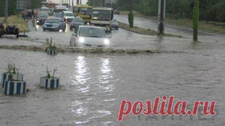 Повінь дісталась Одеси. На вулицях вода сягає півметра