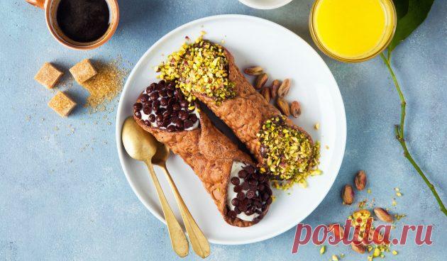 Канноли 
Мука
2 стакана
Яйцо
1 штука
Растительное масло
1 ст. ложка + для жарки
Сахар
1 ст. ложка
Красное виное
¹⁄₄ стакана
Молоко
3 ст. ложки
Куриный белок
1 штука
Рикотта
4 стакана
Сахарная пудра
3⁄₄ стакана
Молотая корица
1 щепотка