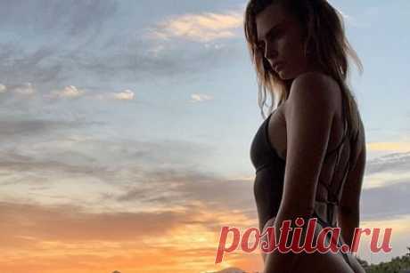 Кара Делевинь показала тело в купальнике и восхитила фанатов. Британская модель Кара Делевинь показала фото в откровенном образе и восхитила фанатов. На размещенном снимке 30-летняя знаменитость стоит в бассейне на фоне моря и гор. На ней купальник черного цвета, оформленный тонкими завязками на спине. При этом видно, что звезда распустила свои волосы.