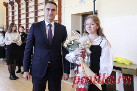 Российскую школьницу наградили за спасение сестры при пожаре. В Сахалинской области девятиклассницу из села Озерское Анастасию Чернову наградили за спасение младшей сестры при пожаре в частном доме. Ей вручили благодарственное письмо Совфеда и администрации Корсаковского городского округа, а также памятный знак в честь 75-летия региона.