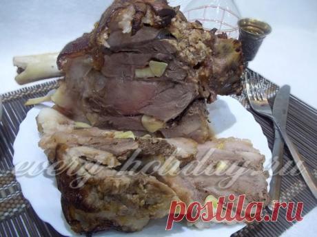 Свиная рулька, запеченная в духовке