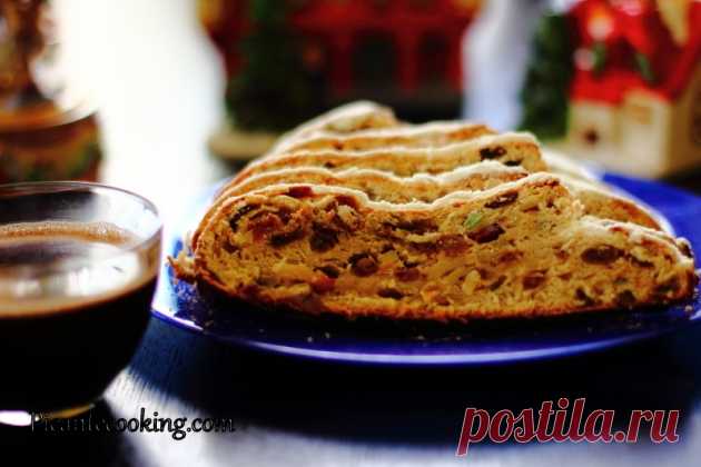 Німецький різдвяний штоллен (Stollen) Сповнена цукатів, сухофруктів, горіхів, масла і спецій, традиційна німецька різдвяна випічка.