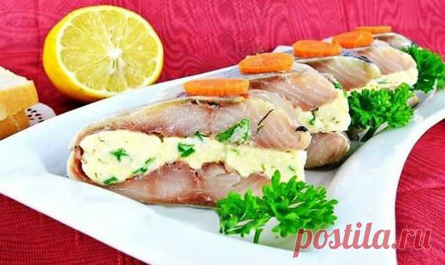 Селедка, которая улетает со стола за считанные минуты! Вкусно до безобразия! 
Ингредиенты:

селедка — 1 штука
плавленный сырок — 1 штука
масло сливочное — 20 грамм
зелень по вкусу

Приготовление:
Селедку чистим и разделяем на филе.

Плавленный сырок натираем на терке, добавьте…