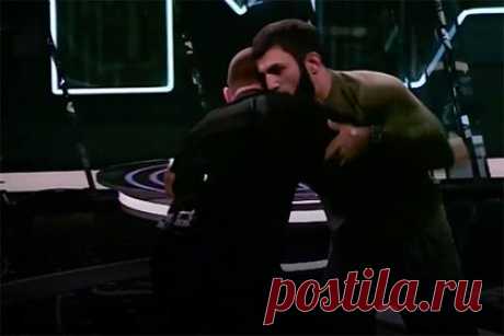 Драка российских бойцов MMA в прямом эфире ТВ-программы попала на видео. Российские бойцы смешанного стиля (ММА) Биберт Туменов и Андрей Гончаров устроили драку во время прямого эфира телеканала. Сначала спортсмены провели дуэль взглядов, а затем вступили в словесную перепалку. Туменов заявил, что Гончаров дрожит перед ним и предложил выяснить отношения прямо сейчас.