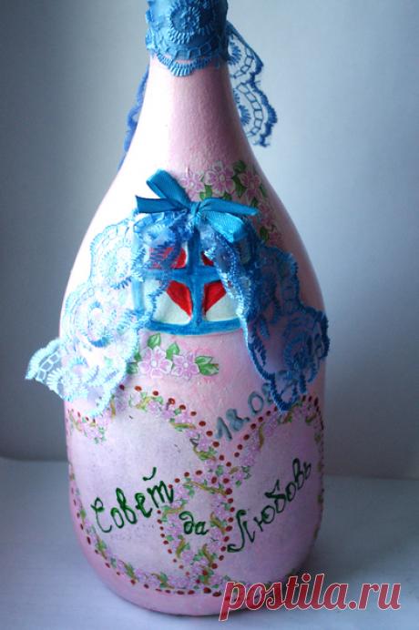 Декупаж свадебной бутылки. "Техника файла"- приклеивание изображения без складок.