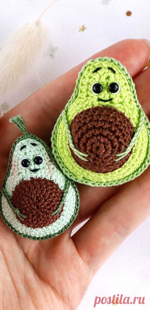 PDF Брошь Авокадо крючком. FREE crochet pattern; Аmigurumi toy patterns. Амигуруми схемы и описания на русском. Вязаные игрушки и поделки своими руками #amimore - маленькая брошка в виде авокадо, фрукт.