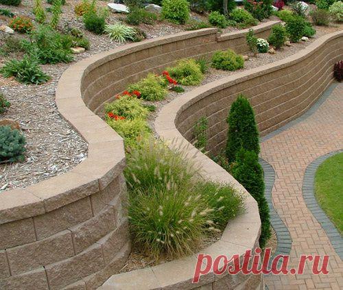 ПОДПОРНАЯ СТЕНКА В ЛАНДШАФТНОМ ДИЗАЙНЕ: КАК ЗА КАМЕННОЙ СТЕНОЙ | Самоцветик