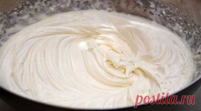 Густой крем из сметаны без загустителей для выпечки. - interesno.win Крем получается лёгкий, не жирный и не приторный! Густой крем из сметаны...