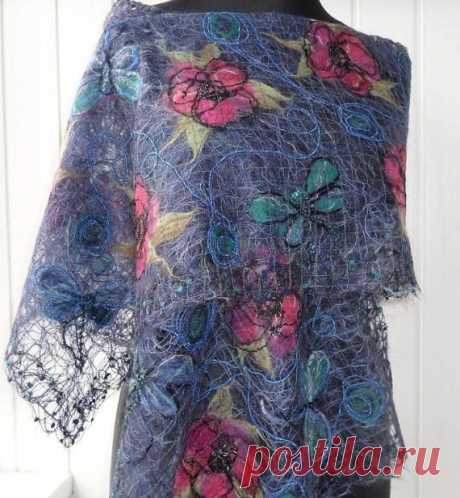 Scialle blu fatto a mano Scialle traforato scialle per le donne Fatto a mano scialle realizzato con tecnica di lana pazzo, per le donne. Questo scialle unico è realizzato con filati di mohair e morbida lana merino e altri splendidi filati per la decorazione.  Dimensioni: 180 cm (70,9 pollici) di lunghezza 40 cm (15,7 pollici) di larghezza  Questo scialle è pronto per la spedizione. Se si desidera avere altri colori o dimensioni, vi prego di inviarmi un messaggio, volentier...