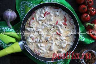Фрикасе из курицы с болгарским перцем Фрикасе из курицы с болгарским перцем - это нежное и ароматное блюдо, приготовленное в сметанном соусе. Куриное филе, обжаренное с луком и болгарским перцем, приобретает особую мягкость и сочность. Подается с любым гарниром, идеально сочетается с рисом.