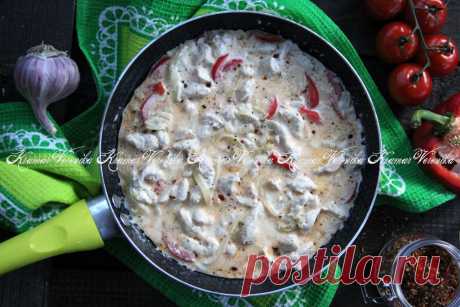 Фрикасе из курицы с болгарским перцем Фрикасе из курицы с болгарским перцем - это нежное и ароматное блюдо, приготовленное в сметанном соусе. Куриное филе, обжаренное с луком и болгарским перцем, приобретает особую мягкость и сочность. Подается с любым гарниром, идеально сочетается с рисом.