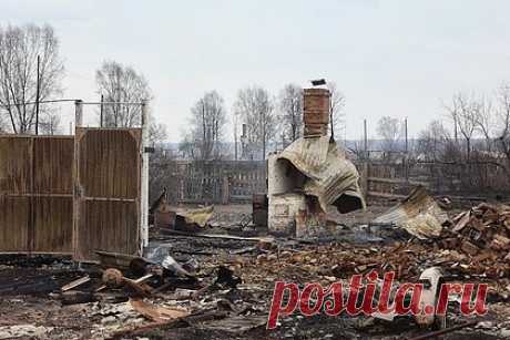 Россиянам назвали способы защитить дачу от пожаров. Летом на загородных участках увеличивается риск возгораний из-за сухих растений и палящего солнца. Способы защитить дачу от пожаров назвал исполняющий обязанности главного государственного инспектора Челябинской области по пожарному надзору Андрей Смирнов. По его словам, не следует оставлять печи без присмотра.