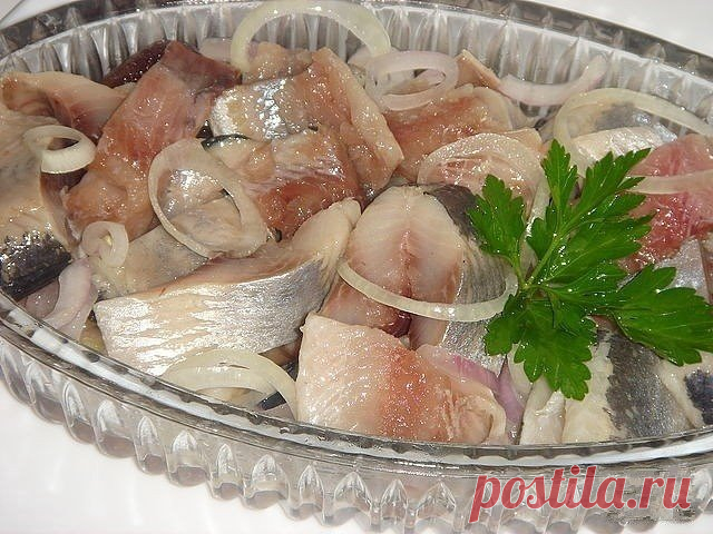 Сельдь в горчично-уксусной заливке - ВКУСНЕЙШАЯ 
Ингредиенты: 
- 3 крупных свежемо роженных сельди 
- 1 большая головка лука (с сиреневым эффектнее) 
- 2 чайные ложки соли 
Показать полностью… 
- 1 чайная ложка сахара 
- 0,5 чайной ложки молотого черного перца 
- 1 чайная ложка горчичного порошка 
- 150 мл подсолнечного масла (можно больше) 
- 1-1,5 чайная ложка уксусной эссенции 
- соль 
- сахар 
- горчица 
- перец 
Масло смешать с уксусной эссенцией. 
Лук нарезать полукольцами. 
Филе селед