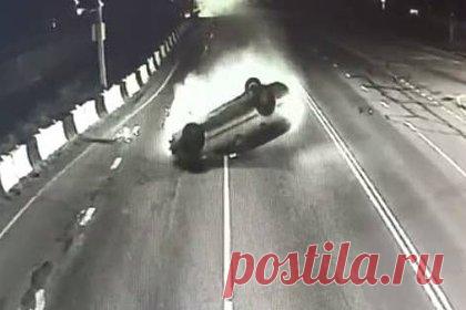 Россиянин проехал на крыше Toyota мимо поста ГИБДД и попал на видео. Пьяный житель Бурятии за рулем Toyota перевернулся и проехал на крыше автомобиля мимо поста ГИБДД. Находившиеся рядом сотрудники ГИБДД помогли мужчине выбраться из горящего авто и приняли меры к тушению транспортного средства. В отношении мужчины составили административные материалы.