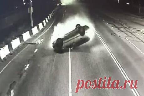 Россиянин проехал на крыше Toyota мимо поста ГИБДД и попал на видео. Пьяный житель Бурятии за рулем Toyota перевернулся и проехал на крыше автомобиля мимо поста ГИБДД. Находившиеся рядом сотрудники ГИБДД помогли мужчине выбраться из горящего авто и приняли меры к тушению транспортного средства. В отношении мужчины составили административные материалы.