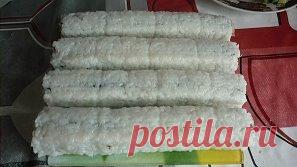 Экономно, сытно, вкусно!
Ингредиенты :
- Рис (самый простой круглый ) -1 стакан
- Водоросли нори 3 листочка
- Рыба ( я выбрал самую дешевую, горбушу, взял мороженную, засолил и то хвостовую часть, остальную часть просто пожарил , и вся рыбина мне обошлась рублей в 80-90 , думаю есть ценовая разница с форелью или семгой )
- Сыр ( самый простой плавленный сырок Дружба , Солнышко , Янтарь ну и т.п., можно использовать и обычный сыр любого сорта грамм 150)
- Огурец 1 шт
Огурец и сыр режем соломкой