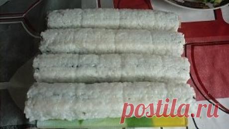 Экономно, сытно, вкусно!
Ингредиенты :
- Рис (самый простой круглый ) -1 стакан
- Водоросли нори 3 листочка
- Рыба ( я выбрал самую дешевую, горбушу, взял мороженную, засолил и то хвостовую часть, остальную часть просто пожарил , и вся рыбина мне обошлась рублей в 80-90 , думаю есть ценовая разница с форелью или семгой )
- Сыр ( самый простой плавленный сырок Дружба , Солнышко , Янтарь ну и т.п., можно использовать и обычный сыр любого сорта грамм 150)
- Огурец 1 шт
Огурец и сыр режем соломкой