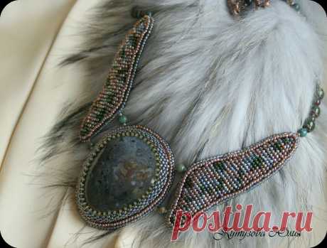 Колье &quot;Секрет леса&quot; с моховым агатом. 
 
Использован японский серый хамелионовый и зеленый бисер №11, Коричневый чешский бисер №10, и матовый песочный японский бисер №15.Также использованы бусины индийского агата и змеевика. Фурнитура под медь. Обратная сторона подшита натуральной черной кожей. 
Размер центрального эллемента около 6.5х5см, длина по меньшей стороне около 50 см