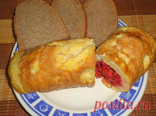 Яичный рулет со свеклой,мясом.
Здесь:рулет с сыром--http://i.ovkuse.ru/blogs/dnevnik-horoshego-nastroenija/vedmino-poleno-ochen-vkusno.html