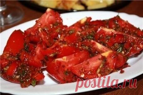 Помидоры по-корейски 
Очень вкусная закуска, со стола сметается в считанные минуты!))) 
Ингредиенты: 
-2 кг помидор порезать крупно (пополам) 
-4 шт. болгарских перца 
-2 головки чеснока 
-2 шт красный жгучий перец 
-зелень 
Заправка: 
-100 гр. уксуса 
-100 гр. растит. масла 
-100 гр. сахара 
-2 ст. л. соли. 
Перец, чеснок, красный жгучий перец 2 шт ,перекрутить на мясорубке . Перемешать. Зелень порезать. Укладывать слоями в 3-х литровую банку: помидоры, затем смесь из ово...