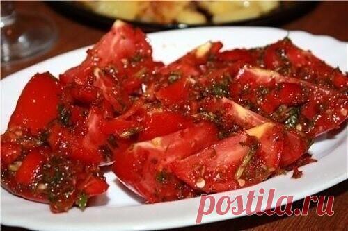 Помидоры по-корейски 
Очень вкусная закуска, со стола сметается в считанные минуты!))) 
Ингредиенты: 
-2 кг помидор порезать крупно (пополам) 
-4 шт. болгарских перца 
-2 головки чеснока 
-2 шт красный жгучий перец 
-зелень 
Заправка: 
-100 гр. уксуса 
-100 гр. растит. масла 
-100 гр. сахара 
-2 ст. л. соли. 
Перец, чеснок, красный жгучий перец 2 шт ,перекрутить на мясорубке . Перемешать. Зелень порезать. Укладывать слоями в 3-х литровую банку: помидоры, затем смесь из ово...