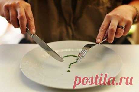 Как питаться, чтобы худеть. Общие принципы
 
 

Разных диет, противоречивых рекомендаций для снижения веса предлагается много. Научных разработок и гипотез (иногда самых антинаучных) на эту тему существует океан. О чём это говорит? – О том, что эффективность всего, что предлагается, народ пока полностью не устраивает. Не научились пока худеть до нужного уровня комфортно и гарантировано.