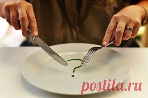 Как питаться, чтобы худеть. Общие принципы
 
 

Разных диет, противоречивых рекомендаций для снижения веса предлагается много. Научных разработок и гипотез (иногда самых антинаучных) на эту тему существует океан. О чём это говорит? – О том, что эффективность всего, что предлагается, народ пока полностью не устраивает. Не научились пока худеть до нужного уровня комфортно и гарантировано.