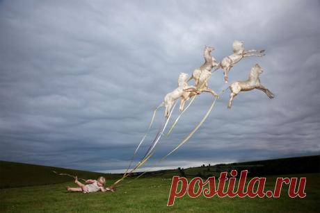 Друзья, наш долгожданный «Имаджинариум, или Что стоит за кадром» приехал на склад, а это значит, что теперь он доступен на сайте. ⠀ Эта книга написана с глубоким пониманием природы художника и посвящена тому, как рождаются идеи, какие условия делают работу продуктивной и каковы обязательные составляющие творческого процесса. Это руководство может применяться в любом жанре как теми, кто создает персональные проекты, так и теми, кто работает на коммерческой основе. ⠀ И немного от автора, Клэр…