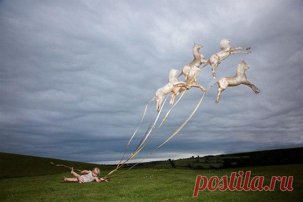 Друзья, наш долгожданный «Имаджинариум, или Что стоит за кадром» приехал на склад, а это значит, что теперь он доступен на сайте. ⠀ Эта книга написана с глубоким пониманием природы художника и посвящена тому, как рождаются идеи, какие условия делают работу продуктивной и каковы обязательные составляющие творческого процесса. Это руководство может применяться в любом жанре как теми, кто создает персональные проекты, так и теми, кто работает на коммерческой основе. ⠀ И немного от автора, Клэр…