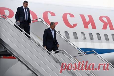 Лавров прилетел в Мали. Глава МИД России Сергей Лавров прилетел с визитом в Мали. В Бамако у Лаврова запланированы встречи с главой МИД Мали Абдулаем Диопом, а также президентом переходного периода Ассими Гойтой. Как ожидается стороны обсудят региональную и международную ситуацию, в том числе события вокруг Украины.