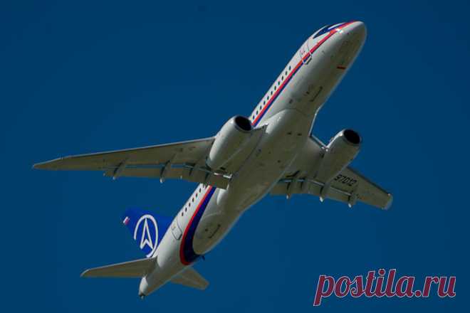 2020 июль. На самолете SSJ 100 начались испытания российской навигационной системы БИНС-2015 разработанной ПАО «Московский институт электромеханики и автоматики». Основная особенность инерциальных систем — полная автономность, то есть независимость от наземных и космических источников сигналов. Высокие характеристики БИНС-2015 обеспечиваются применением лазерных гироскопов и прецизионных акселерометров