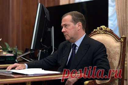 Медведев описал два быстрых варианта завершения любой войны. Любая война может завершиться очень быстро двумя способами. Об этом заявил заместитель председателя Совбеза России Дмитрий Медведев, чьи слова приводятся в Telegram-канале политика. Он напомнил, что США в конце Второй мировой войны сбросили атомные бомбы на два японских города — Хиросиму и Нагасаки.