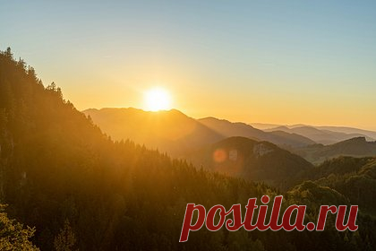 На Солнце произошла мощная вспышка. На Солнце была зафиксирована мощная вспышка класса X, которая возникла 9 февраля в 16:14 мск в группе пятен 3575 (S37W85), продолжительностью 38 минут. Как сообщила Гелиогеофизическая служба Института прикладной геофизики, явление сопровождалось нарушением коротковолновой радиосвязи.
