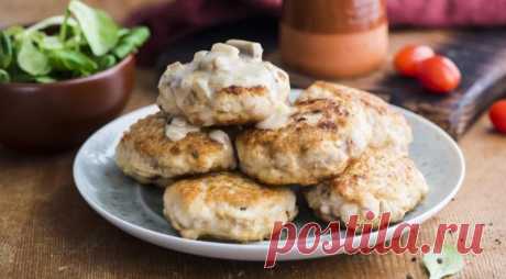 ​Куриные биточки с грибным cоусом