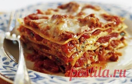 Лазанья Ингредиенты: 9 листов теста 400 г мяса (фарш-говядина) 100 г лука 2 дольки чеснока 300 г томатов(у меня резанные томаты из стокманна) соль,перец 400 мл молока 30 г масла 1 ст.л муки соль,перец 200 г сыра Приготовление: 1. Лук и чеснок мелко порезать.Обжарить на масле минуты 3. Добавить фарш и жарить до готовности. Минут 20. 2. Томаты очистить от кожицы и измельчить. Если такие как у меня то только измельчить. 3. Добавить томаты, а также соль, перец. Я ещё добавила сушёный орегано-1…