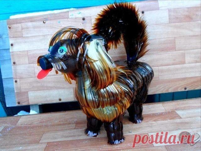 Тонко-тонко режем бутылки на полоски и получается.... собачка).