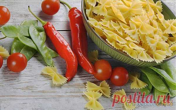 Испанский салат с макаронами

Родители недавно были в Испании, естественно, кушали традиционную испанскую кухню. Рассказали мне рецепт одного салата, который я попробовала приготовить дома. Получилось вкусно!
Нам понадобится:
- горсти две макарон «бантики»;
- упаковка хамона (либо любого сыровяленого мяса);