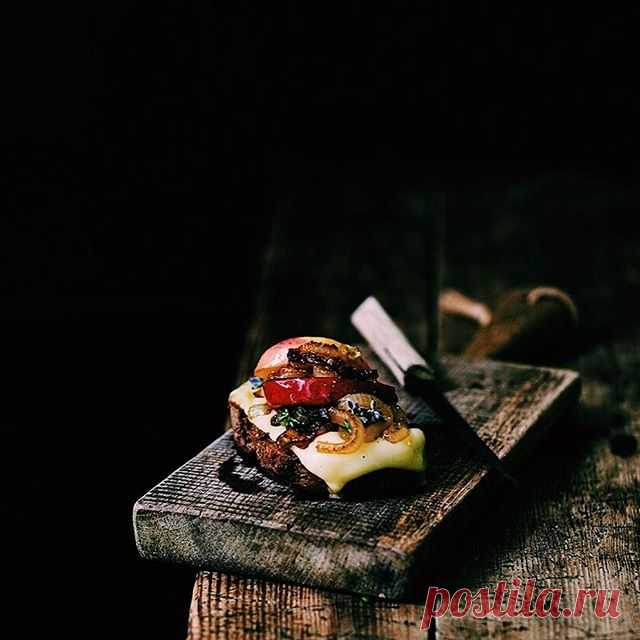 Dreamy cheese toast with apples and caramelized onions which I prepared in cooperation with @leerdammer_de . Check the recipe on the blog (link in profile)! | Sponsored.
.
#instagood #instafood #lifeandthyme #littlepleasures #beautifulcuisines #feedfeed #f52grams #onthetable #fromwhereistand