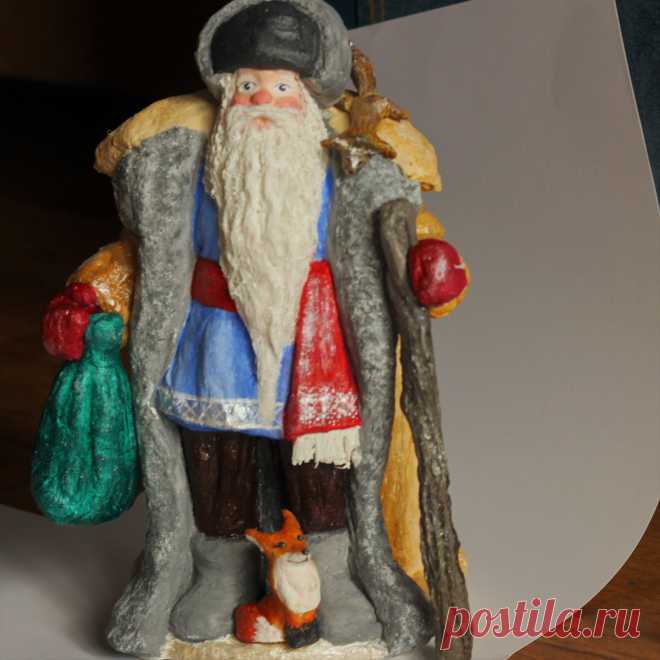 Мороз Иванович в тулупе старик добрый, мудрый и справедливый. Живёт в ледяной стране, вход в которую открывается через колодец. Достаточно долгое время Мороз Иванович и ёлка с Новым годом существовали по-раздельности. Их объединение произошло во второй половине XIX века, когда в городской среде России отмечаются первые попытки создать самобытного «рождественского деда», который дарил бы подарки русским детям, как Николай Угодник у их западных сверстников.