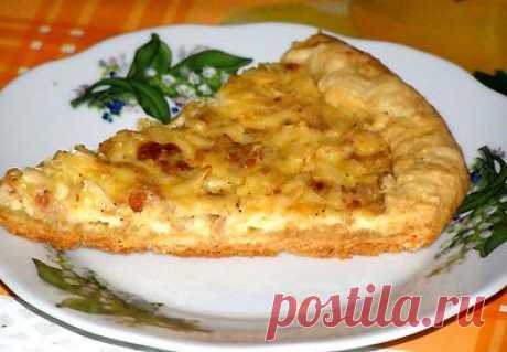 Открытый пирог с луком и фаршем