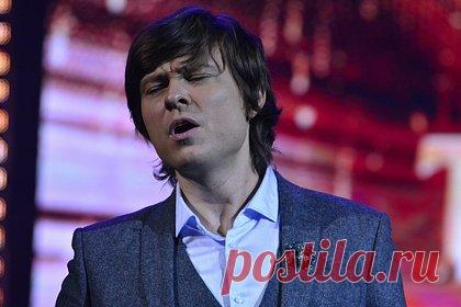 Прохор Шаляпин призвал женщин быть красивыми и «знать свое место». Российский певец, финалист проекта «Фабрика звезд-6» Прохор Шаляпин призвал женщин быть красивыми и «знать свое место». Шаляпин заявил, что женщины должны быть красивыми на работе. «Если мы заходим в фитнес-клуб, в магазин, видим на входе кривую и косую женщину, то это отпугивает покупателя», — считает он.