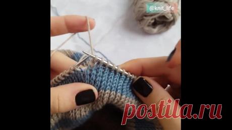 Переход цвета без ступенек 
⠀
При вязании по кругу в месте перехода цветов появляется "ступенька".
⠀
Сегодня покажу, как её избежать и связать полоски практически без заметного перехода