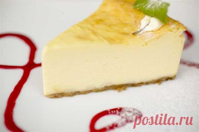 НИЗКОКАЛОРИЙНЫЙ БАНАНОВЫЙ ЧИЗКЕЙК

Сохрани, чтобы не потерять 

Калорийность на 100 г: 99.9 ккал

Ингредиенты:

 2 пачки обезжиренного творога
 1 яйцо
 2 ст. л. муки
 6 перезрелых бананов

Приготовление:

 Творог протереть через сито, смешать с яйцами и мукой, тщательно вымесить. 
 Бананы растереть в пюре и добавить в творожную массу. 
 Выложить в форму для запекания. 
 Выпекать при температуре 180 С до румяной корочки. Этого количества достаточно для 4–6 порций.