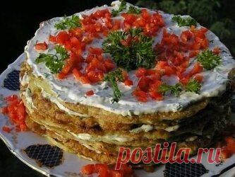 Лучшая летняя закуска! Оригинальный, нежный, сочный кабачковый торт — настоящее объедение.  Ингредиенты:  2 молодых кабачка.  4 яйца.  1 стакан муки.  соль, перец.  1/2 стакана майонеза.  2-3 зубчика чеснока.  4 помидора.  несколько перышек зеленого лука. Приготовление:  Кабачки натереть на крупной терке, затем слегка отжать их, чтобы убрать лишнюю жидкость.  К кабачкам добавить яйца, муку, посолить и поперчить. Все смешать, чтобы получилось тесто как на оладьи.  Сковороду...
