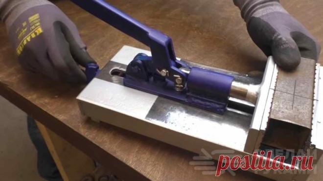 Универсальные быстрозажимные тиски для слесарных работ Хорошие тиски для слесарных работ можно изготовить своими руками из обрезков металла, которые часто валяются без дела в гараже и мастерской.Причем в