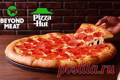Pizza Hut накормит посетителей искусственной пепперони. Сеть ресторанов Pizza Hut накормит посетителей пиццей пепперони с добавлением искусственного мяса, пишет CNBC. Поставщиком искусственных колбасок выступила компания Beyond Meat, ранее подписавшая соглашение с McDonaldʼs и корпорацией Yum Brands, которой принадлежат рестораны быстрого питания KFC и Taco Bell.